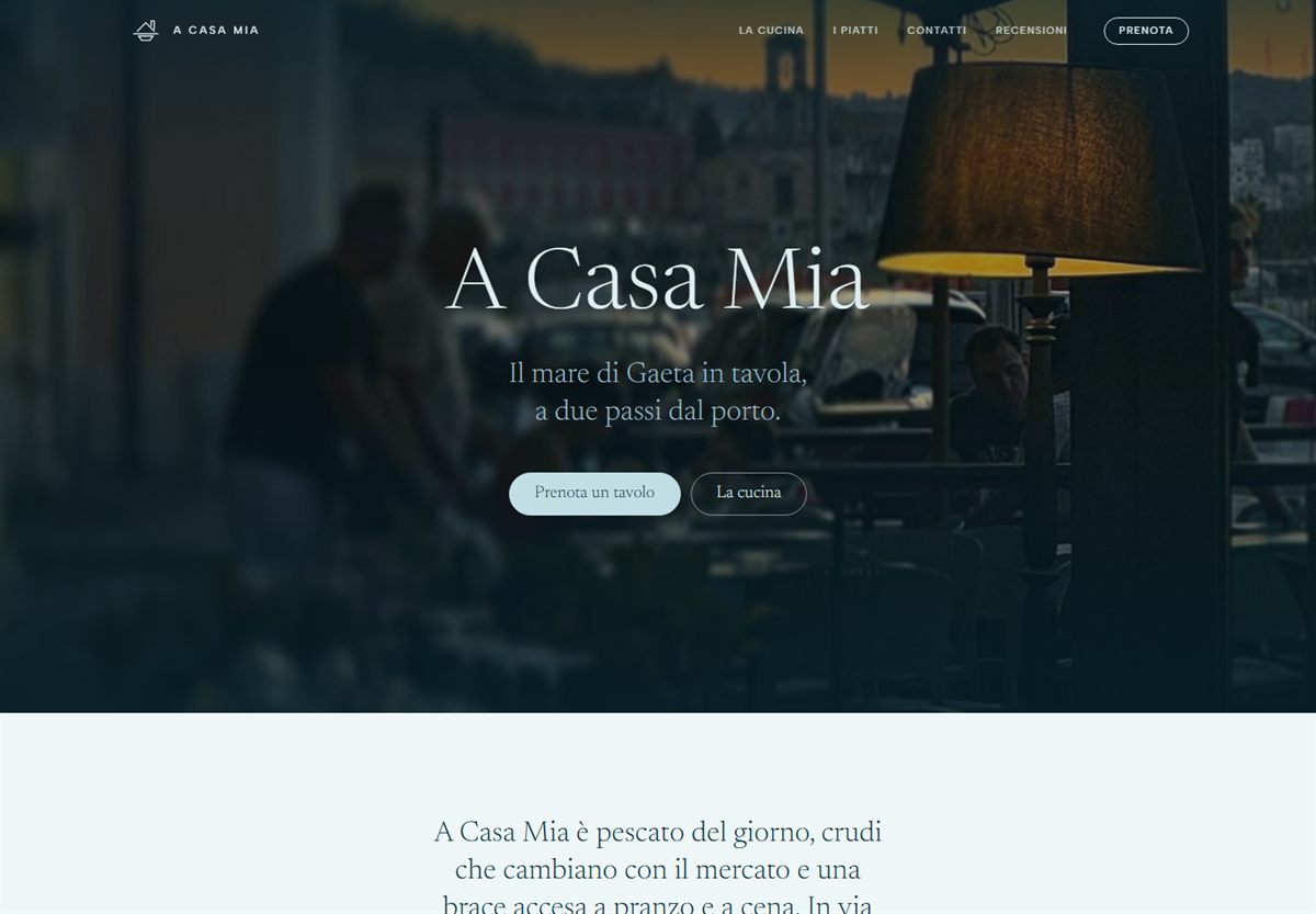 Home del sito A Casa Mia: la fotografia della sala a tutto schermo con il nome in serif chiaro al centro