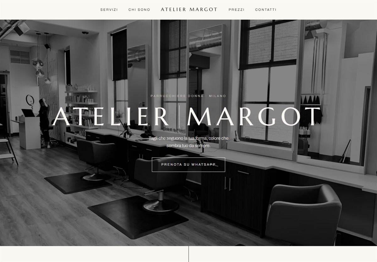 Home del sito Atelier Margot: toni carta e nocciola, titolo sui tagli e pulsante per prenotare su WhatsApp