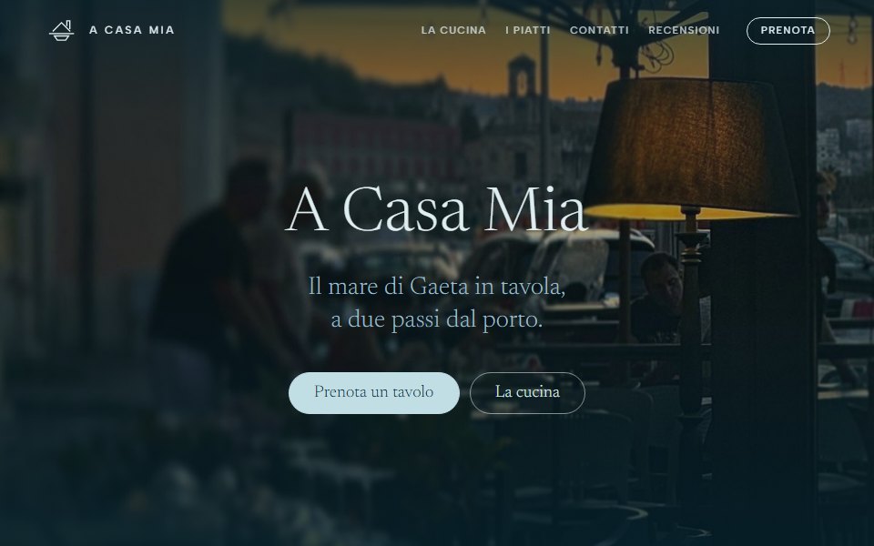 Apertura del sito: la fotografia della sala a tutto schermo, il nome A Casa Mia al centro e i pulsanti per prenotare