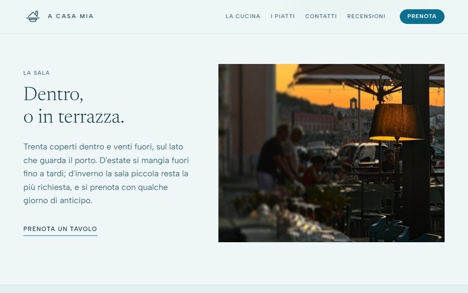 Sezione della sala: il testo Dentro, o in terrazza accanto alla fotografia dei tavoli sulla terrazza